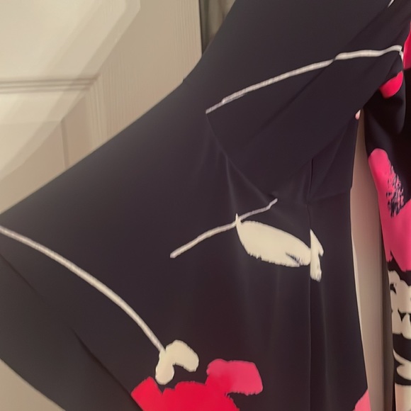 Ralph Lauren size 22 polyester in fuchsia & flower print w/ bell sleeves - Picture 2 of 5